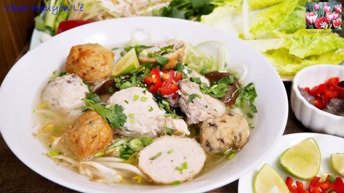 Tô bún chả cá chay nóng hổi với nước dùng trong, chả cá chay chiên vàng và rau sống tươi ngon