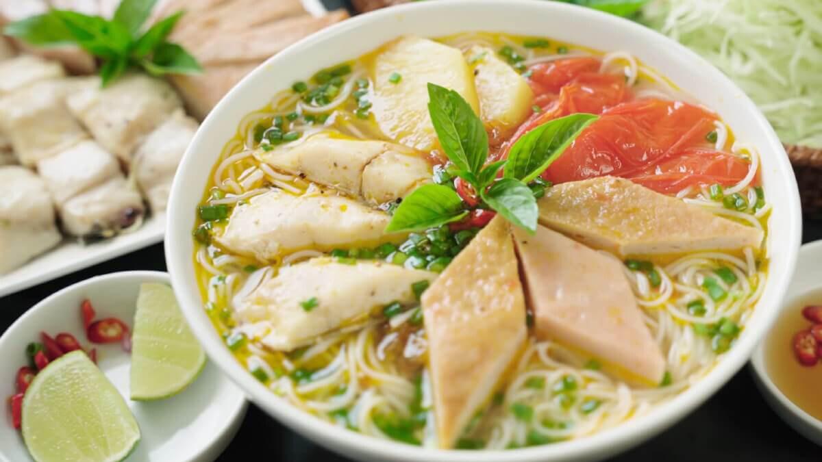 To bun cha ca thu day dan voi nuoc dung trong veo cha ca vang uom rau thom xanh muot