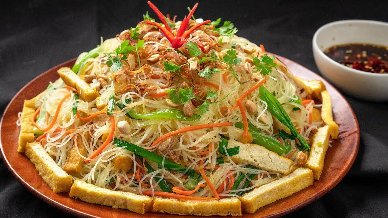 hinh-anh-dia-bun-gao-xao-thap-cam-day-du-mau-sac-hap-dan-voi-tom-thit-trung-rau-cu