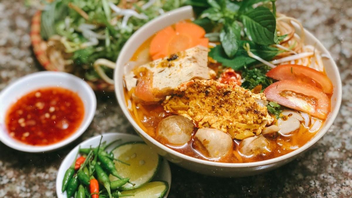 Các bước làm riêu chay từ đậu hũ non bóp nhuyễn và nấm băm nhỏ cho công thức bún riêu chay