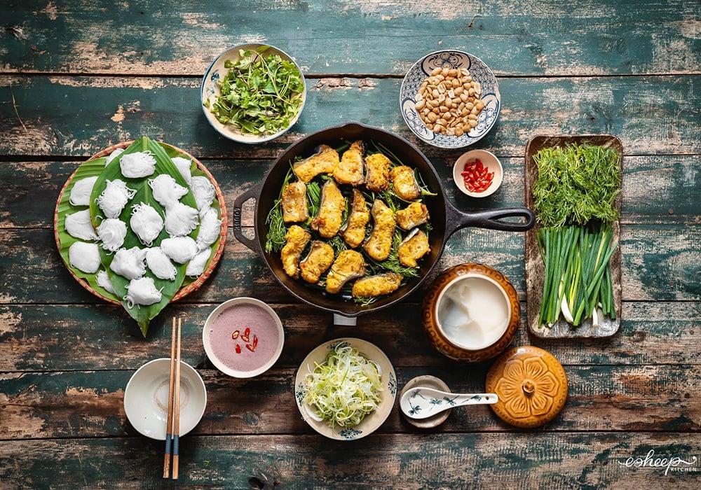 Những miếng chả cá được chiên vàng giòn đẹp mắt chuẩn bị cho nồi bún chả cá thơm lừng