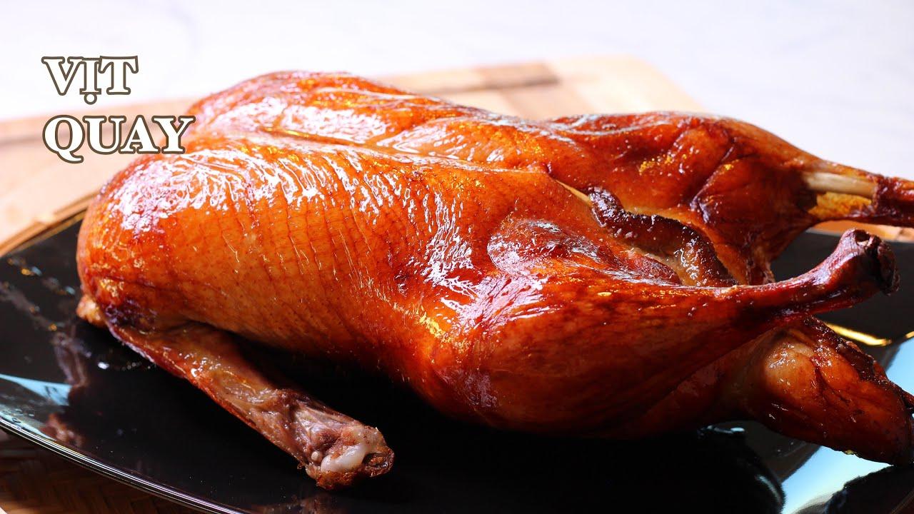Miếng vịt được chiên trong chảo dầu nóng đến khi vàng giòn hấp dẫn cho món vịt rang muối