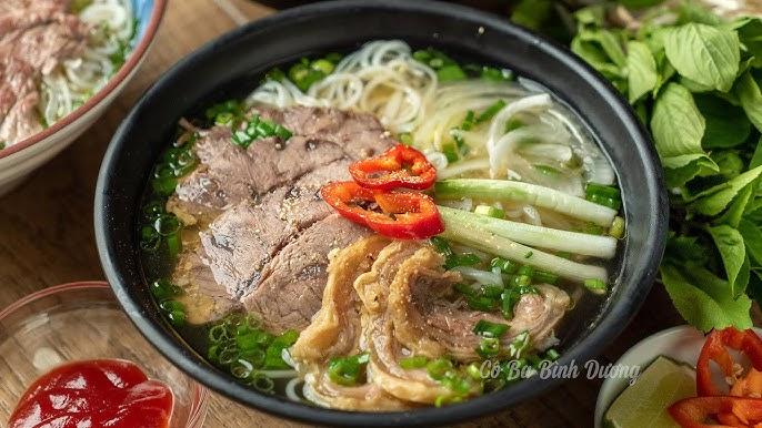 Hướng dẫn chọn thịt bò tươi ngon và xương ống chất lượng để nấu bún bò Huế chuẩn vị