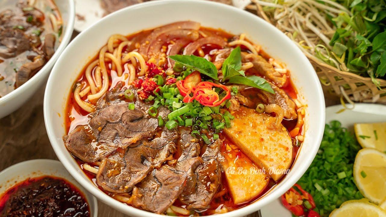 Hầm xương bò và giò heo trên lửa nhỏ để có nồi nước dùng bún bò ngọt thanh