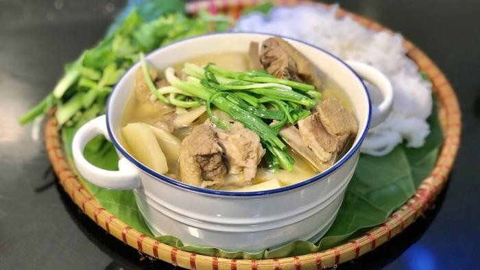 Măng khô chất lượng cao, màu vàng nâu tự nhiên, là nguyên liệu quan trọng trong công thức vịt nấu măng