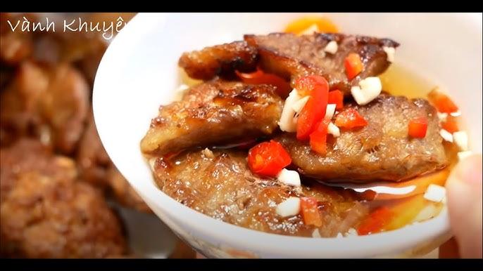 Nguyên liệu thịt heo tươi ngon gồm thịt ba chỉ và thịt nạc xay để thực hiện cách nấu bún chả chấm chuẩn vị