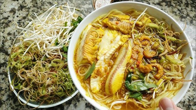 Nguyên liệu tươi ngon chuẩn bị cho cách nấu bún cá lóc gồm cá lóc đồng, bún tươi, nghệ, sả, rau thơm, giá đỗ, bắp chuối