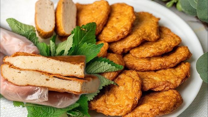 Quết chả cá bằng tay trong tô lớn để tạo độ dai cho món chả cá chiên