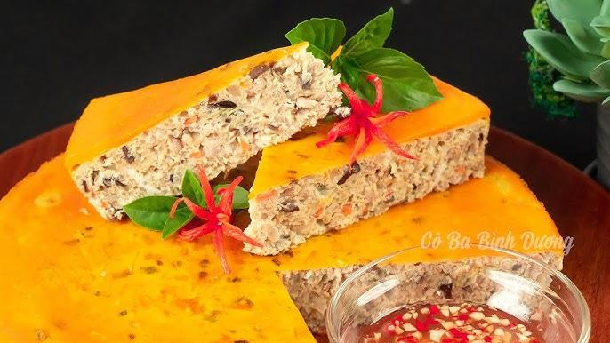 Chả cá được cắt thành những miếng đều nhau, chuẩn bị cho công đoạn ướp gia vị trong cách nấu cách kho chả cá