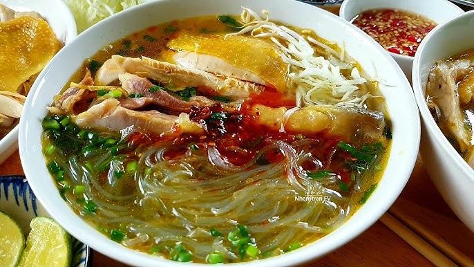 Măng khô được luộc kỹ và xé sợi chuẩn bị cho nồi bún măng vịt đậm đà