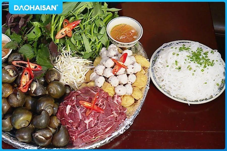 Quy trình sơ chế tôm sú mực ống và phi lê cá lóc sạch sẽ khử tanh chuẩn bị cho nồi bún mắm