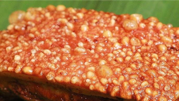 Thịt heo ba chỉ được thái lát mỏng đều, chuẩn bị cho công đoạn ướp gia vị trong cách nấu bún chả chấm