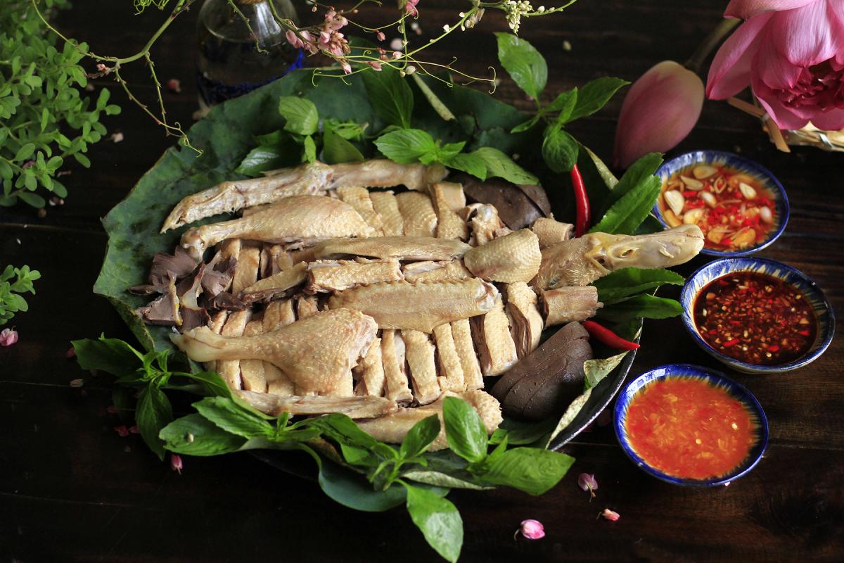 Thịt vịt đang được chà xát kỹ với gừng giã nát và rượu trắng để khử mùi hôi trước khi thực hiện cách nấu vịt nấu măng tươi