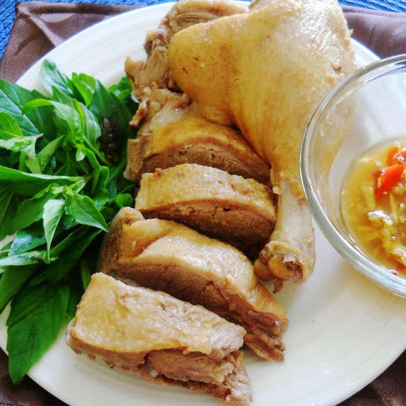 Thịt vịt tươi được sơ chế kỹ lưỡng khử mùi hôi cho cách nấu bún măng vịt thơm ngon