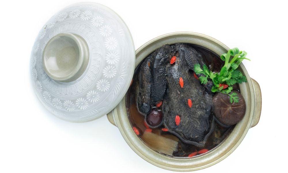 Thịt vịt được sơ chế kỹ lưỡng, làm sạch và khử mùi hôi trước khi nấu vịt nấu khóm