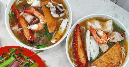 Tô bún mắm miền Tây hoàn chỉnh đầy ắp topping tôm mực cá heo quay chan nước lèo đậm đà nóng hổi thơm lừng