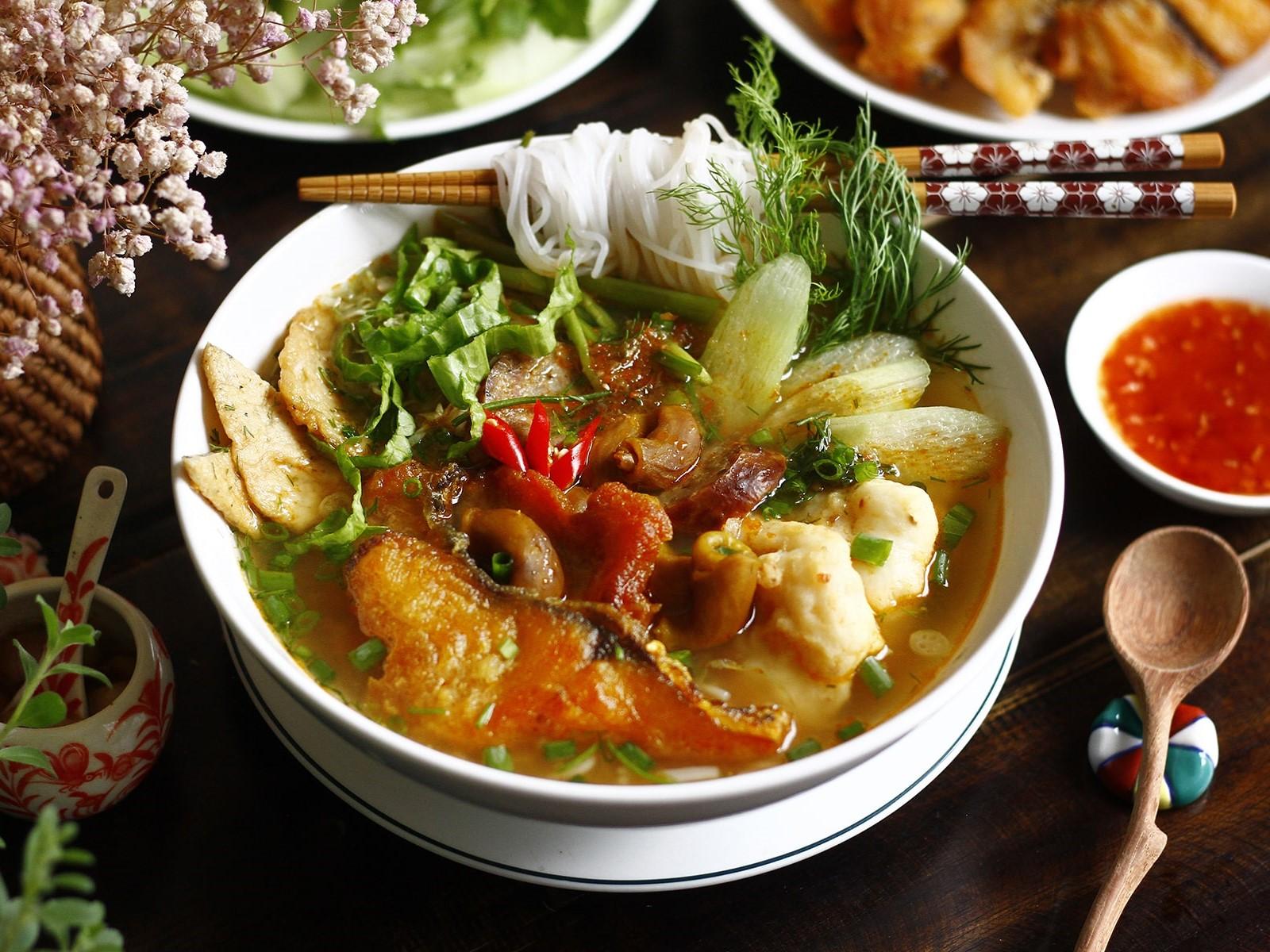 Tô bún riêu cua đồng đầy đặn, hấp dẫn với riêu cua, đậu phụ, cà chua, rau sống và mắm tôm