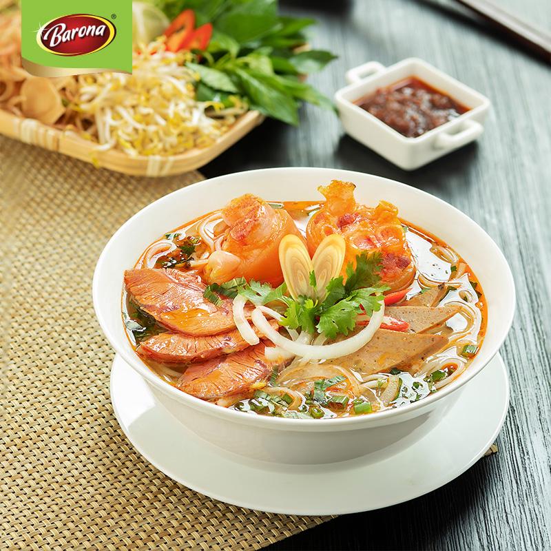 Trình bày tô bún bò Huế hoàn chỉnh đẹp mắt với đầy đủ thịt bò giò heo rau sống