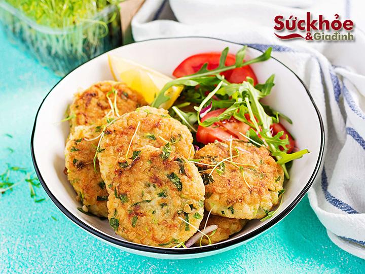 Hỗn hợp đậu phụ, nấm và gia vị đang được trộn đều trong tô lớn để làm chả cá chay