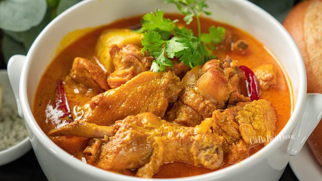 Thịt vịt đang được ướp với hành, tỏi, sả, gừng và các gia vị khác trong tô lớn