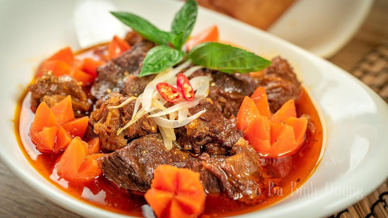 Thịt vịt được ướp kỹ với gừng băm và gia vị trước khi thực hiện cách nấu vịt kho gừng