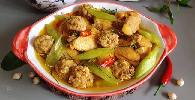 Nồi vịt kho gừng đang sôi liu riu trên bếp, tỏa hương thơm nồng nàn hấp dẫn