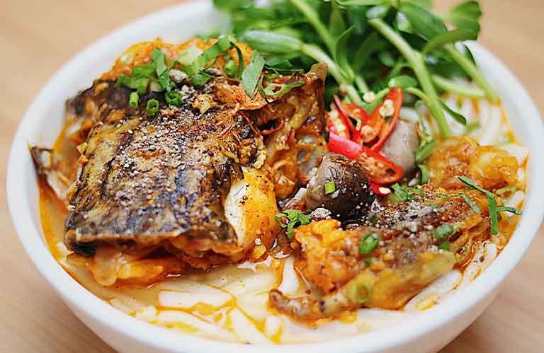 Nồi vịt nấu khóm đang sôi trên bếp, tỏa khói nghi ngút với màu sắc hấp dẫn