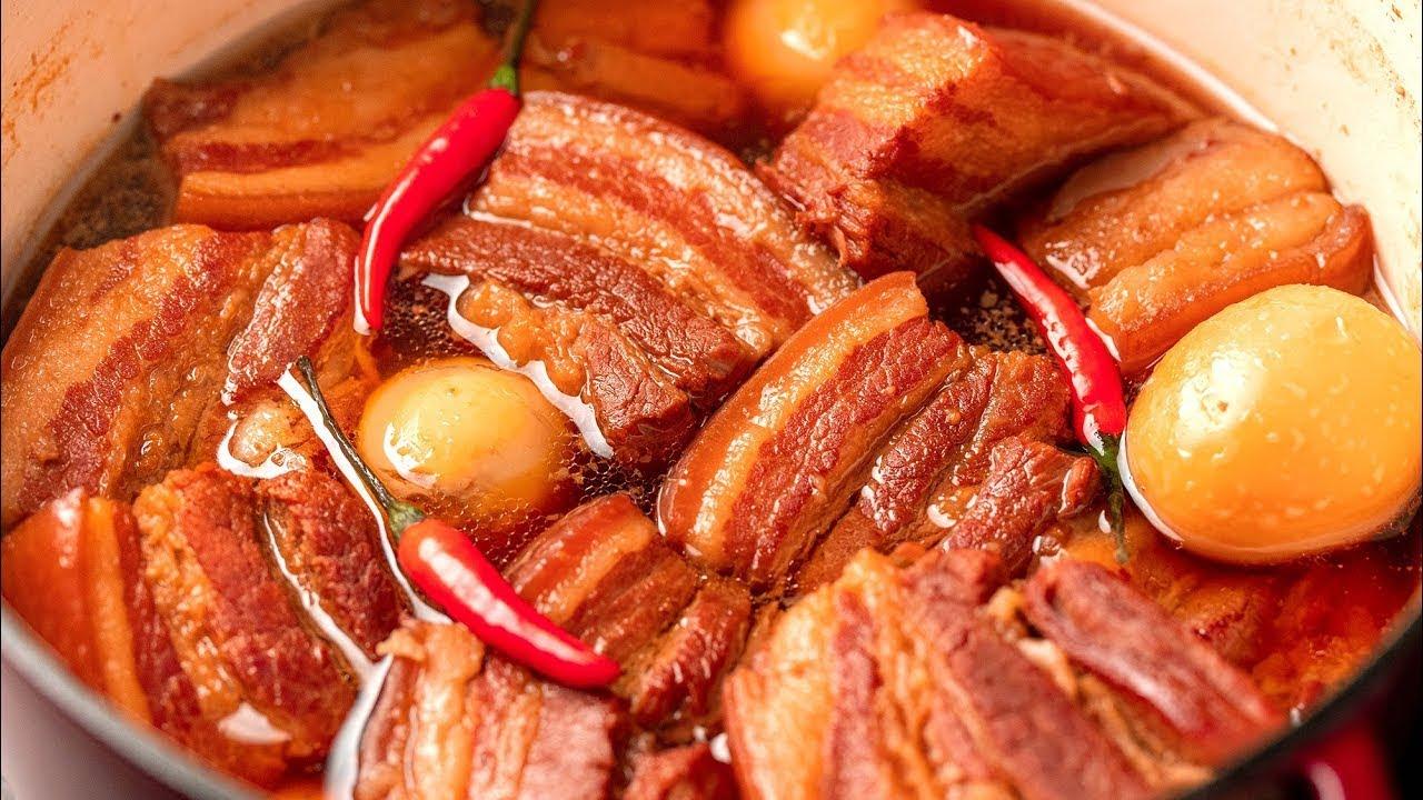 Công đoạn xào săn thịt vịt trên chảo dầu nóng giúp thịt vịt vàng ươm hấp dẫn hơn khi om bia