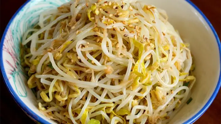 1. Thịt kho trứng cút, giá đỗ xào