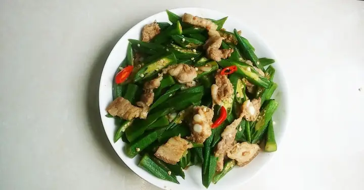 Cách làm đậu bắp xào thịt heo thơm mềm, không bị nhớt