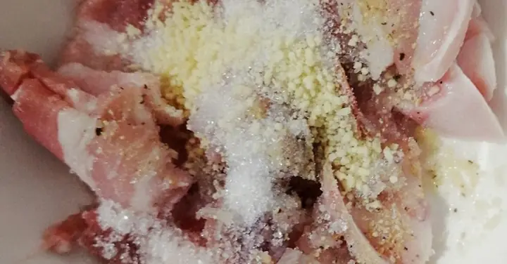 Bước 2: Ướp thịt