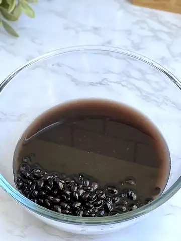 Đậu đen đúng mùa đang rẻ, chỉ bạn cách nấu nước uống giúp thải độc, thanh nhiệt cơ thể- Ảnh 1.