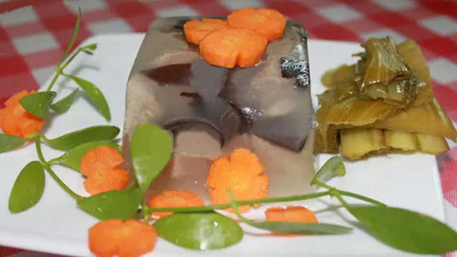 Gà nấu đông là một món ăn truyền thống trong ngày Tết của người miền Bắc. Với hương vị thanh mát, hấp dẫn, món gà nấu đông luôn là lựa chọn hàng đầu trong mâm cỗ gia đình.