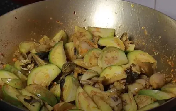 Bước 3: Nấu ếch om cà pháo