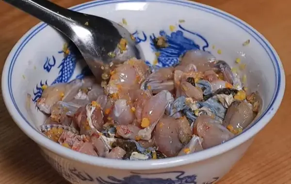 Bước 2: Ướp thịt ếch