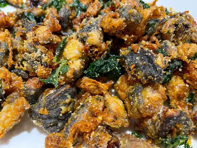 Bước 2: Chiên sả, ớt, lá lốt