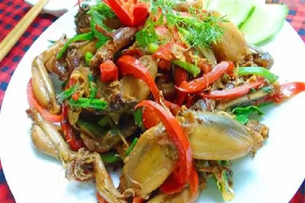 Bước 3: Trình bày món ếch xào sả ớt
