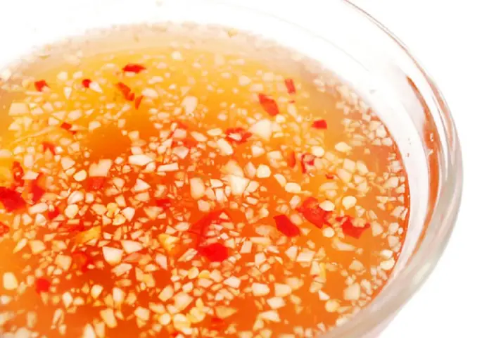 Nguyên liệu bên dưới pha nước chấm cho khoảng 3~4 người dùng.