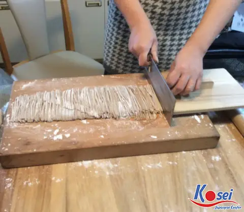 Quy trình nhào bột và cắt mì Soba