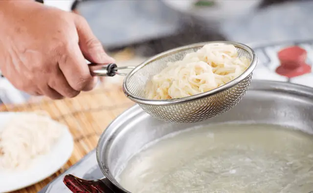 Hoá ra hầu hết chúng ta đều nấu mì sai cách mà không hề hay biết. Hoá ra hầu hết chúng ta đều nấu mì sai cách mà không hề hay biết.