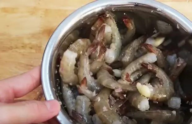 Bước 4: Ướp tôm Bước 4: Ướp tôm