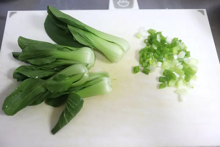 Cách nấu bữa sáng với mì trứng rau cải