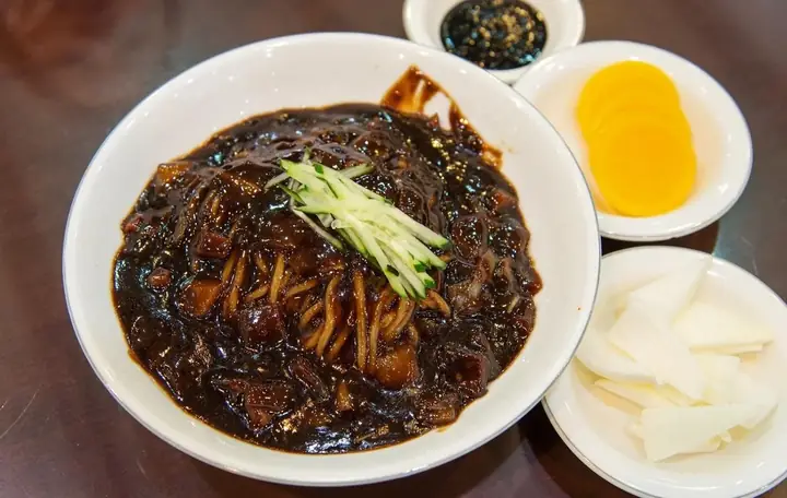 Mì tương đen Koreno cuộn trứng kiểu Nhật Mì tương đen Koreno cuộn trứng kiểu Nhật