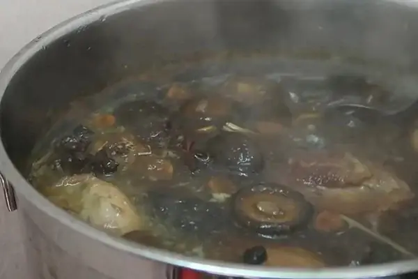 Nấu nước dùng vịt tiềm Nấu nước dùng vịt tiềm