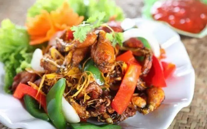 1. Ếch xào sả ớt