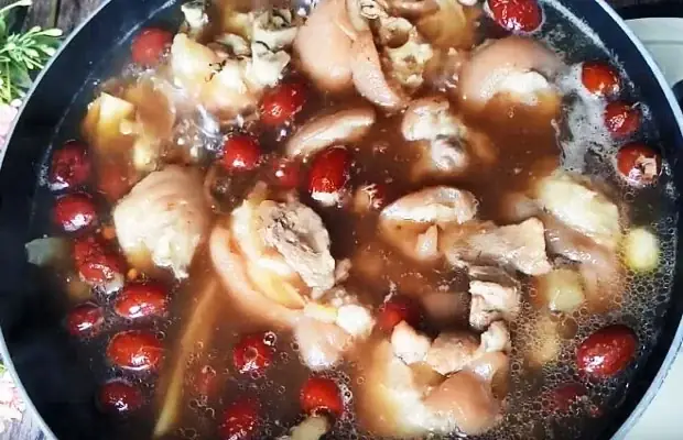 Bước 3: Cách hầm chân giò cùng thuốc bắc Bước 3: Cách hầm chân giò cùng thuốc bắc