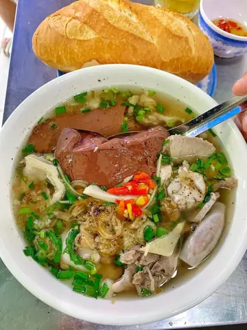 Huyết chưng thì mềm, lòng heo thì giòn, nước lèo ngọt thanh khiến các tín đồ ẩm thực Sài Gòn mê mẩn. Huyết chưng thì mềm, lòng heo thì giòn, nước lèo ngọt thanh khiến các tín đồ ẩm thực Sài Gòn mê mẩn.