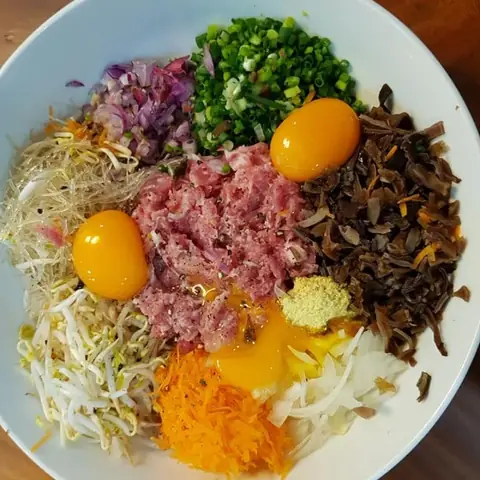 Sơ chế nguyên liệu và làm nhân nem rán