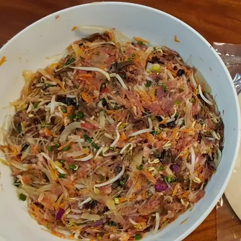 Sơ chế nguyên liệu và làm nhân nem rán Sơ chế nguyên liệu và làm nhân nem rán