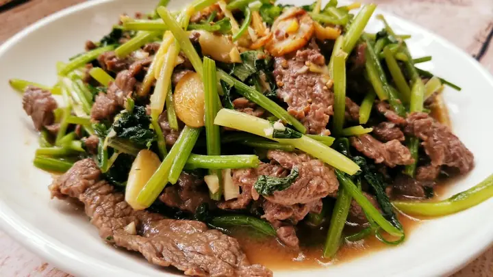 1. Thịt bò xào cần tây